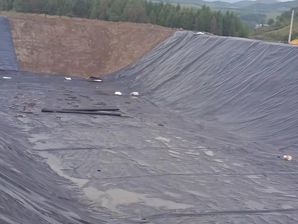 為防滲土工膜的使用進(jìn)行合理保護(hù)設(shè)計