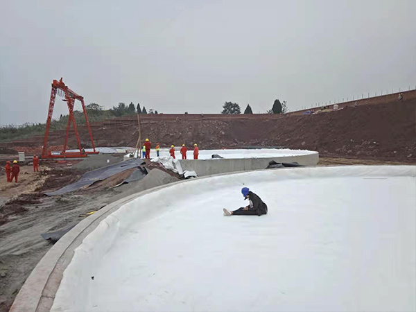 污水處理防滲膜在油田防滲工程中“大顯身手”。