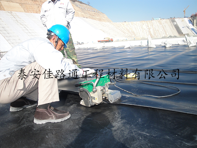 hdpe土工膜使用中切勿忽視的要點(diǎn)問(wèn)題。