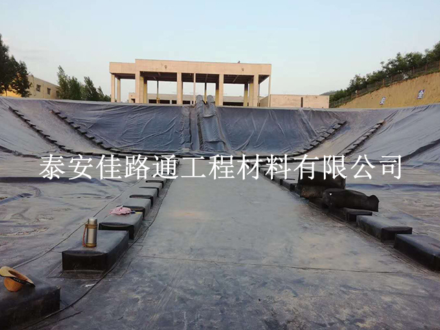 鋪設(shè)養(yǎng)殖防滲土工膜前須進行工地整理