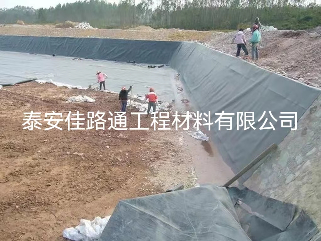 污水處理防滲膜施工鋪設(shè)細(xì)節(jié)至關(guān)重要 污水處理防滲膜施工鋪設(shè)細(xì)節(jié)至關(guān)重要