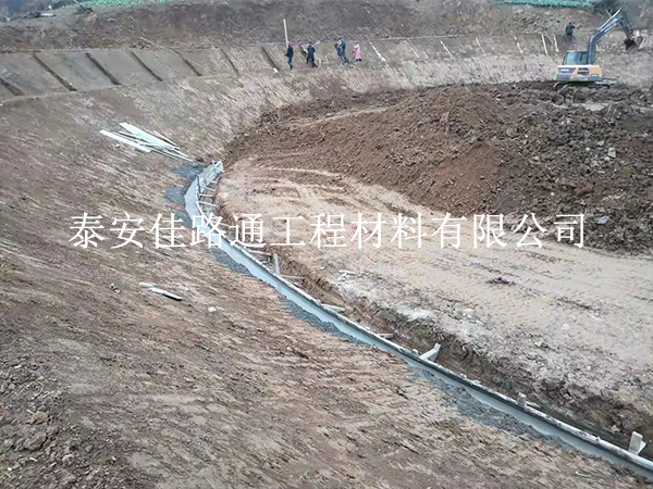 蓄水池防滲膜如何裁剪才能節(jié)省材料？