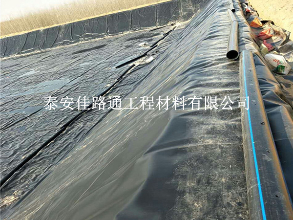 魚塘防滲膜鋪設(shè)：避免“坑”中陷阱，打造“水”上樂園