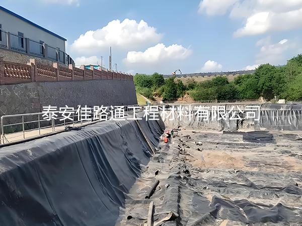 沼氣池鋪設(shè)防滲土工膜：優(yōu)勢盡顯，綠色能源新篇章