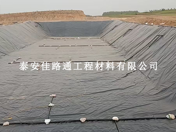 沼氣池防滲膜鋪設(shè)，邊坡基面這樣處理才牢固