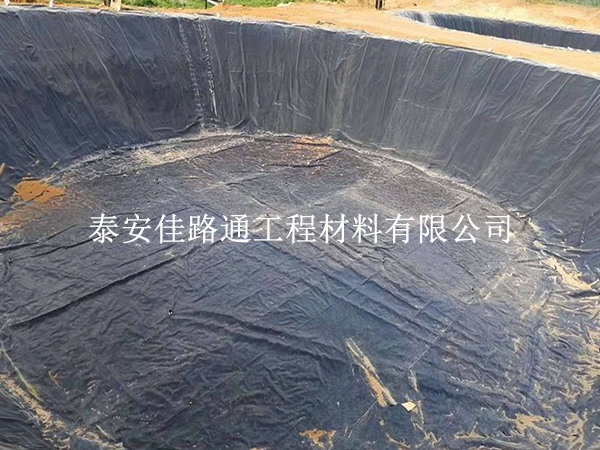 藕池防滲膜怎么鋪才不漏？科學(xué)鋪設(shè)方法在這里