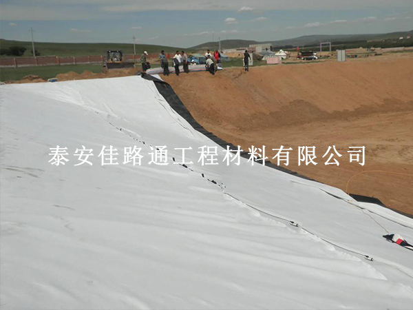 白色長絲土工布鋪設(shè)后保養(yǎng)方法：科學(xué)養(yǎng)護(hù)延長工程使用壽命