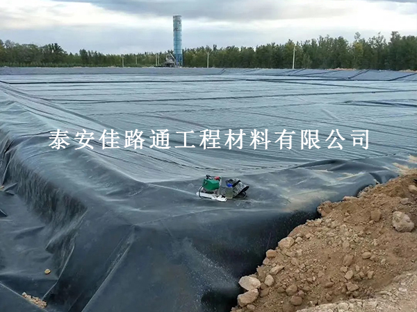 油田防滲膜檢查與驗收工作：嚴(yán)抓細(xì)節(jié)，守住油田防滲安全底線